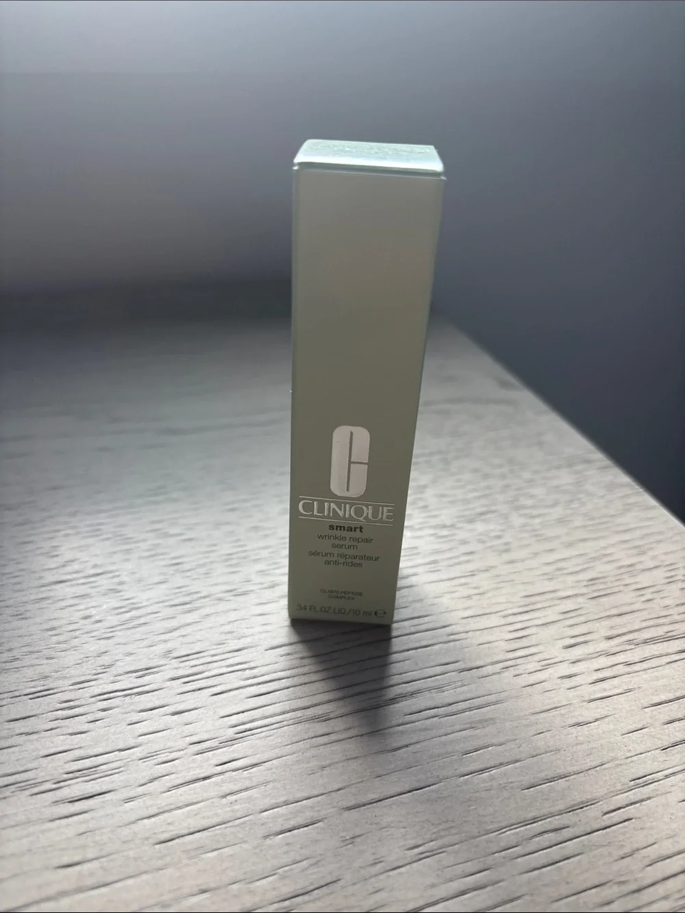 Clinique Smart Wrinkle Repair Serum in pale green box